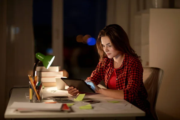 Estudiante chica o mujer con tableta PC en casa de noche —  Fotos de Stock