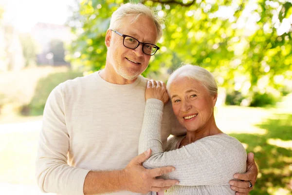 Glückliches Senioren-Paar umarmt sich im Sommerpark — Stockfoto