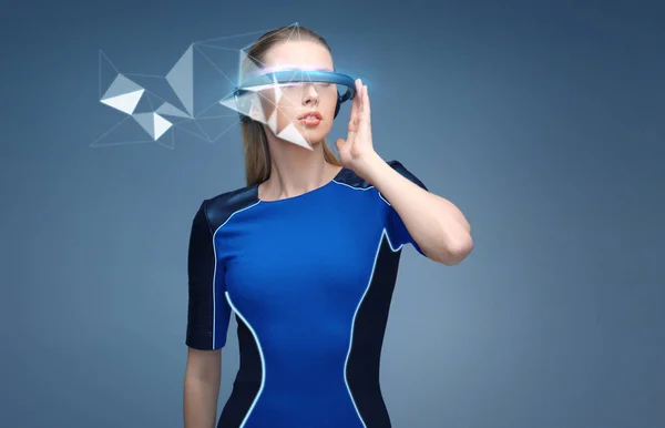 Kvinna i virtual reality 3d-glasögon med hologram — Stockfoto