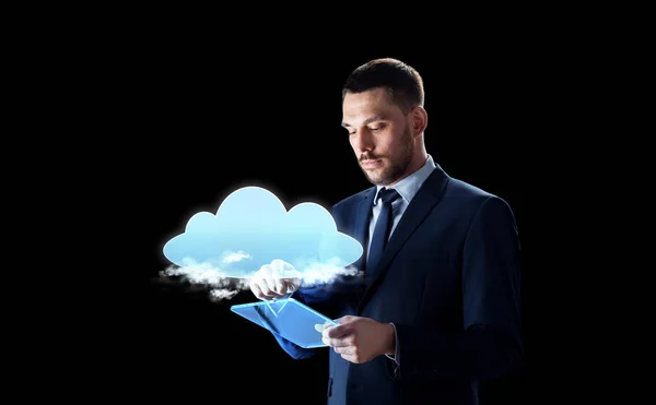 Бизнесмен с планшетным ПК и облачной голограммой — стоковое фото