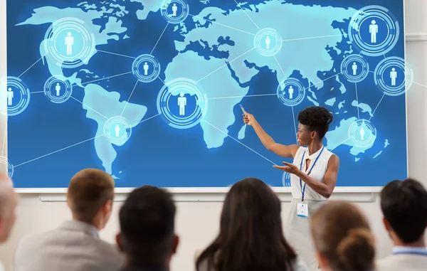 Groep mensen op zakelijke conferentie of lezing — Stockfoto