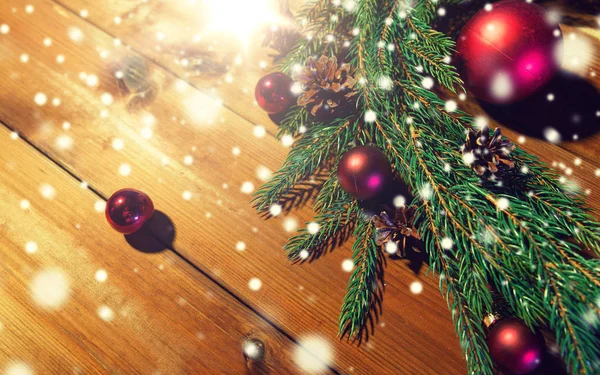 Ramo de abeto com bola de Natal e pinhas — Fotografia de Stock