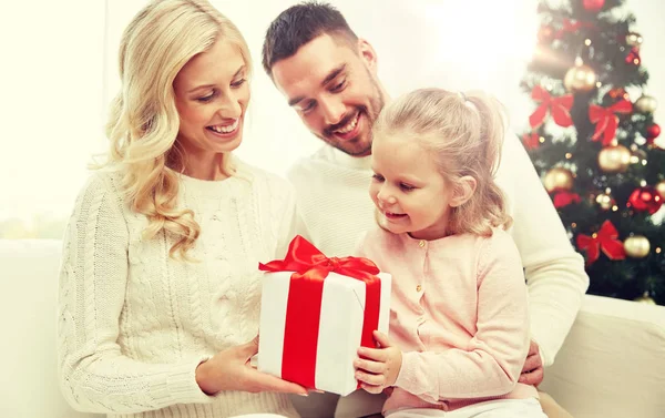 Familia feliz en casa con caja de regalo de Navidad —  Fotos de Stock