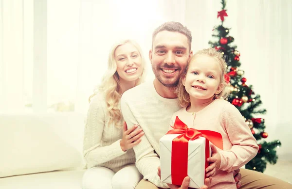 Familia feliz en casa con caja de regalo de Navidad —  Fotos de Stock