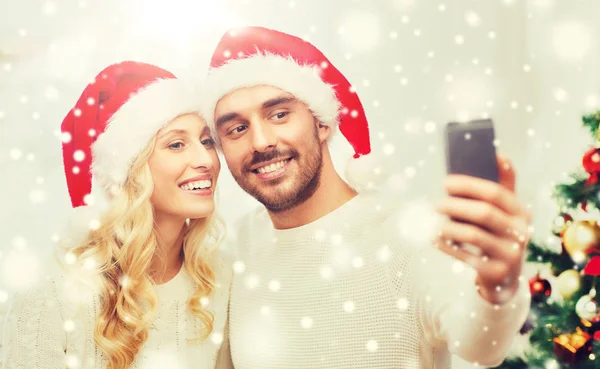 Couple prenant selfie avec smartphone à Noël — Photo