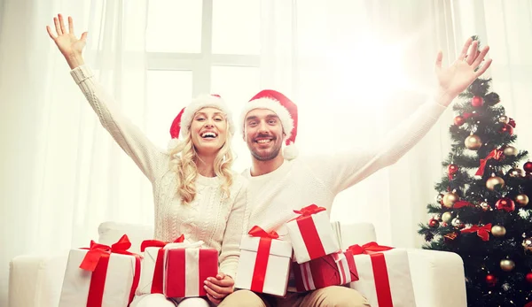 Feliz pareja en casa con cajas de regalo de Navidad —  Fotos de Stock