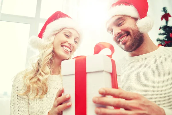 幸せなカップル自宅クリスマス ギフト ボックス ストック画像