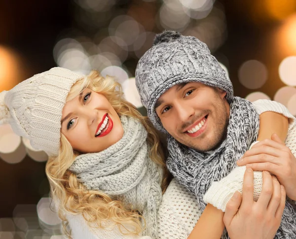 Lyckligt par kramar över julbelysning — Stockfoto
