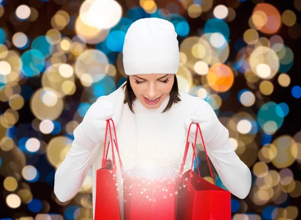Женщина в зимней шляпе с рождественскими сумками — стоковое фото