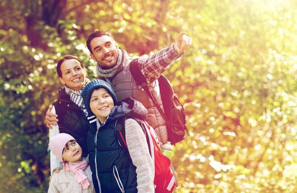 Famiglia felice con zaini trekking — Foto Stock