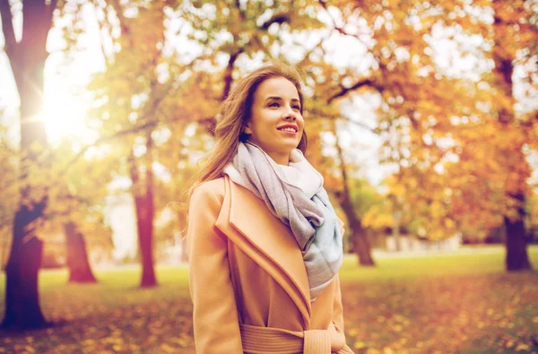 Hermosa mujer joven feliz caminando en el parque de otoño — Foto de Stock