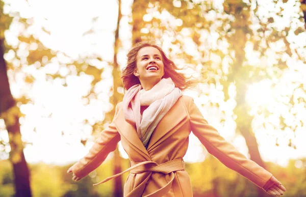 Piękna młoda kobieta szczęśliwa spaceru w parku jesień — Zdjęcie stockowe