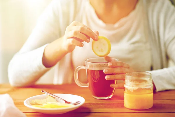 Menutup wanita sakit minum teh dengan lemon — Stok Foto