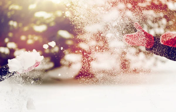 Amigos felices jugando con nieve en invierno —  Fotos de Stock