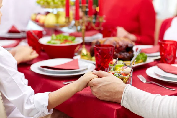 Rodzinne wakacje obiad i modląc się w domu — Zdjęcie stockowe