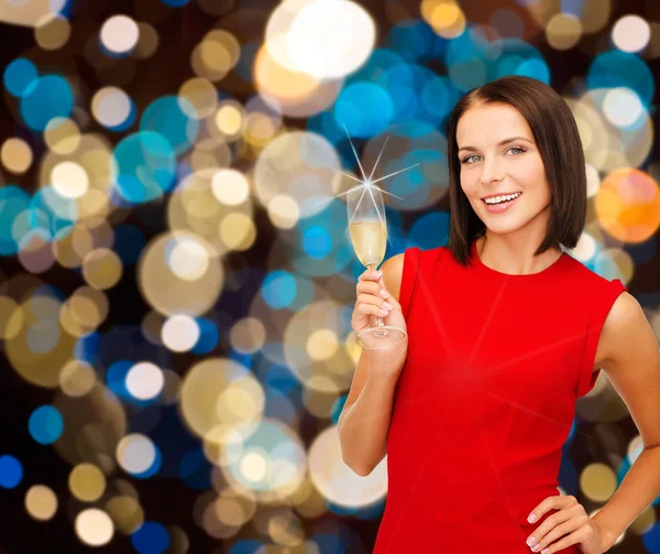 Улыбающаяся женщина с бокалом игристого вина Лицензионные Стоковые Фото