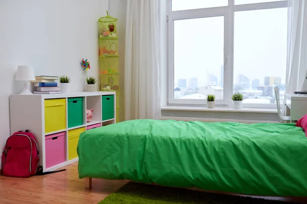 Интерьер детской комнаты с кроватью и аксессуарами — стоковое фото