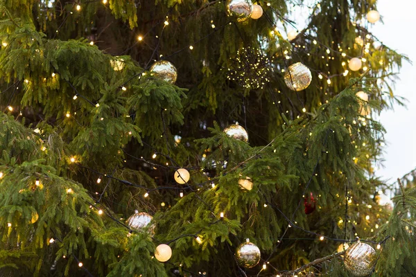 Primer plano de abeto con juguetes de árbol de Navidad al aire libre —  Fotos de Stock