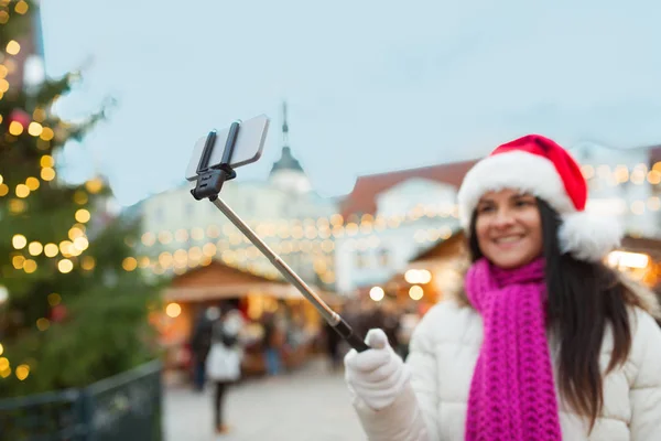 Kobieta, biorąc selfie ze smartfonu na Boże Narodzenie — Zdjęcie stockowe