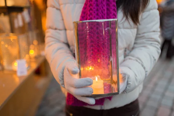 Frau mit Kerze in Laterne auf Weihnachtsmarkt — Stockfoto