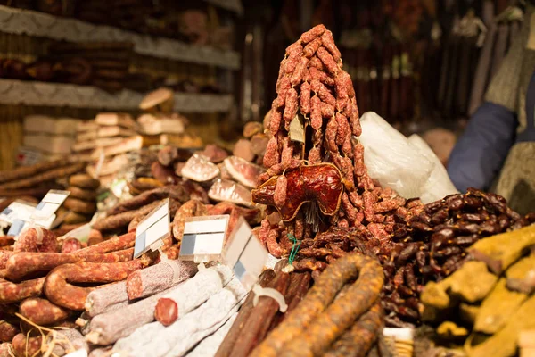 市場や肉屋屋燻製肉製品 — ストック写真