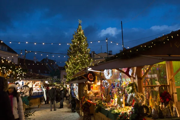 Mercado de Natal em Tallinn Praça da Câmara Municipal velha — Fotografia de Stock