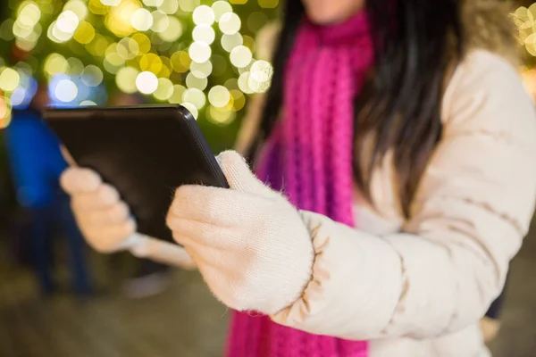 Zbliżenie kobieta z komputera typu tablet na Boże Narodzenie — Zdjęcie stockowe
