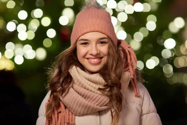 Szczęśliwa młoda kobieta na Boże Narodzenie drzewo światła — Zdjęcie stockowe