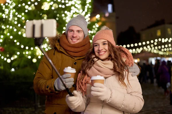 Para z kawy biorąc selfie na Boże Narodzenie — Zdjęcie stockowe