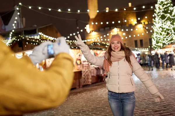 幸せな女性がクリスマスでスマート フォンのポーズ — ストック写真