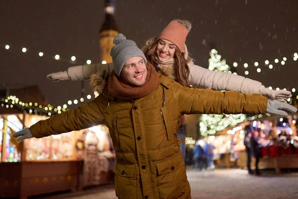 Gelukkige paar plezier op de kerstmarkt — Stockfoto