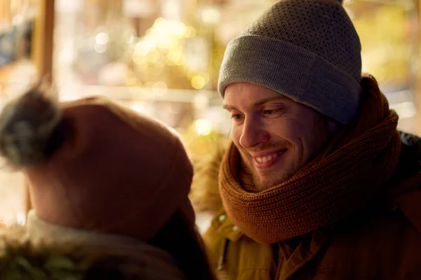 Zbliżenie na szczęśliwa para w zimowe ubrania — Zdjęcie stockowe