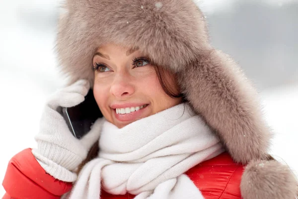 Mulher feliz no chapéu de inverno chamando no smartphone — Fotografia de Stock