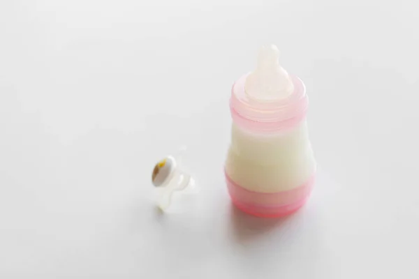 在桌子上的婴儿奶瓶婴儿配方奶粉 — 图库照片