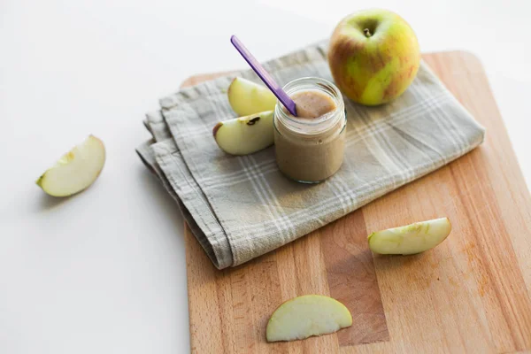 Jarro com purê de frutas de maçã ou comida de bebê na mesa — Fotografia de Stock