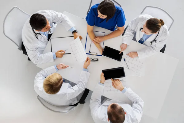 Lekarze z cardiograms i komputera typu tablet w szpitalu — Zdjęcie stockowe
