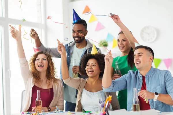 Squadra felice con coriandoli alla festa di compleanno dell'ufficio — Foto Stock