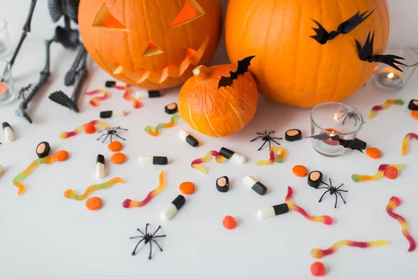 Zucche e caramelle intagliate di Halloween — Foto Stock