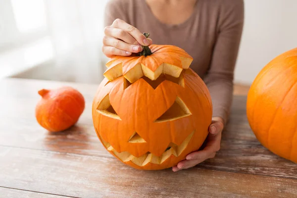 Närbild av kvinna med halloween pumpa hemma — Stockfoto
