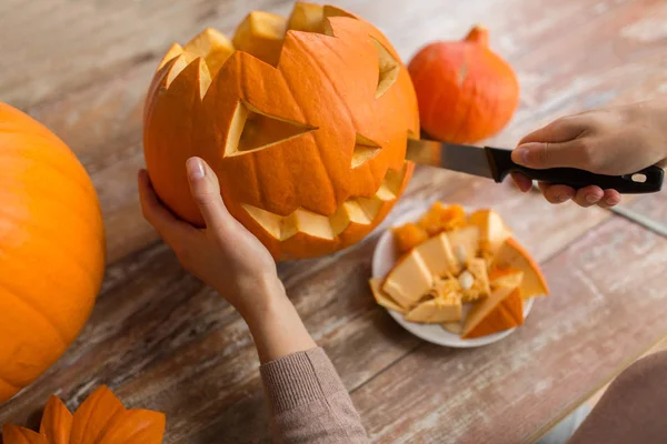 Close up of woman carving halloween pumpkin — Stock Photo, Image