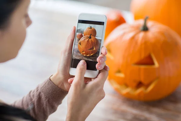 Primer plano de jack-o-linterna o calabaza de halloween — Foto de Stock