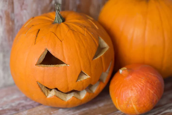 Jack-o-Laterne oder geschnitzter Halloween-Kürbis — Stockfoto