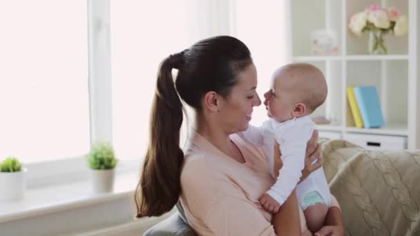 Feliz joven madre con pequeño bebé en casa — Vídeos de Stock