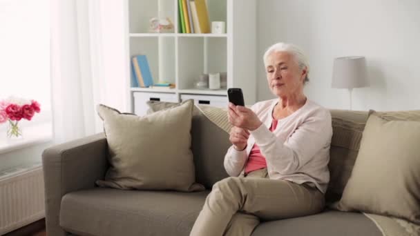 Anciana con teléfono inteligente que tiene chat de vídeo — Vídeo de stock