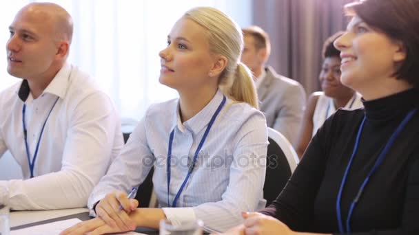 Equipe de negócios feliz na conferência internacional — Vídeo de Stock