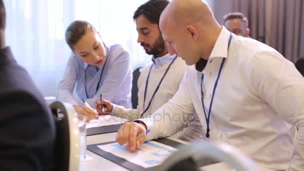 Gelukkig business team tijdens internationale conferentie — Stockvideo