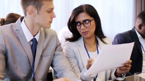 Equipo de negocios en conferencia internacional — Vídeos de Stock