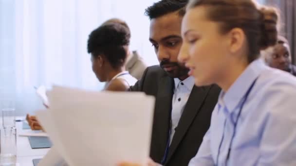 Feliz equipo de negocios en la conferencia internacional — Vídeo de stock