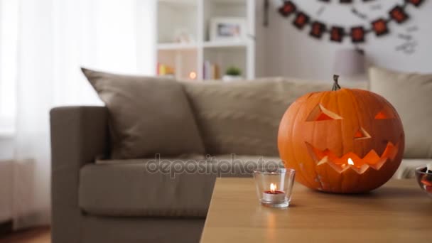 Jack-o-lantern dan halloween dekorasi di rumah — Stok Video