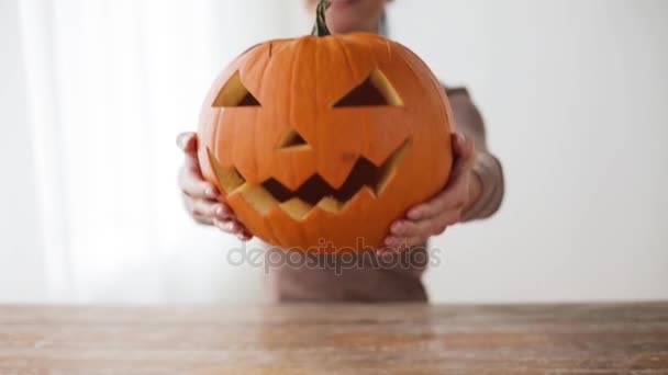 Gros plan de la femme avec citrouille halloween à la maison — Video
